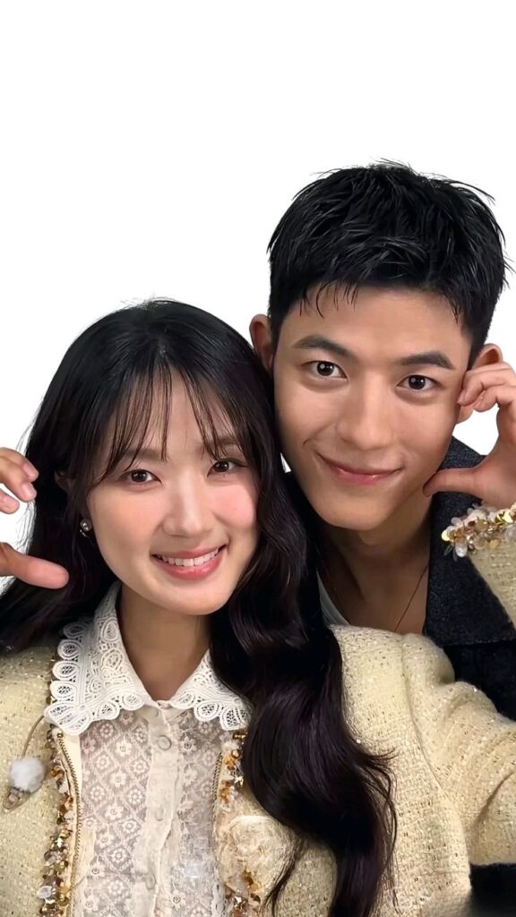 no tail to tell Potret pasangan utama drama Korea No Tail to Tell dengan ekspresi ceria yang menggambarkan nuansa romantis dan fantasi modern.