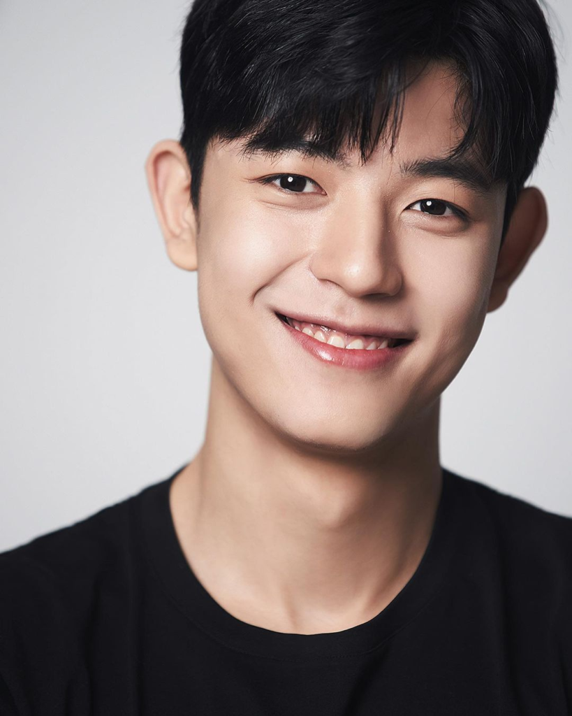 park solomon dengan senyum yang cerah dan menawan